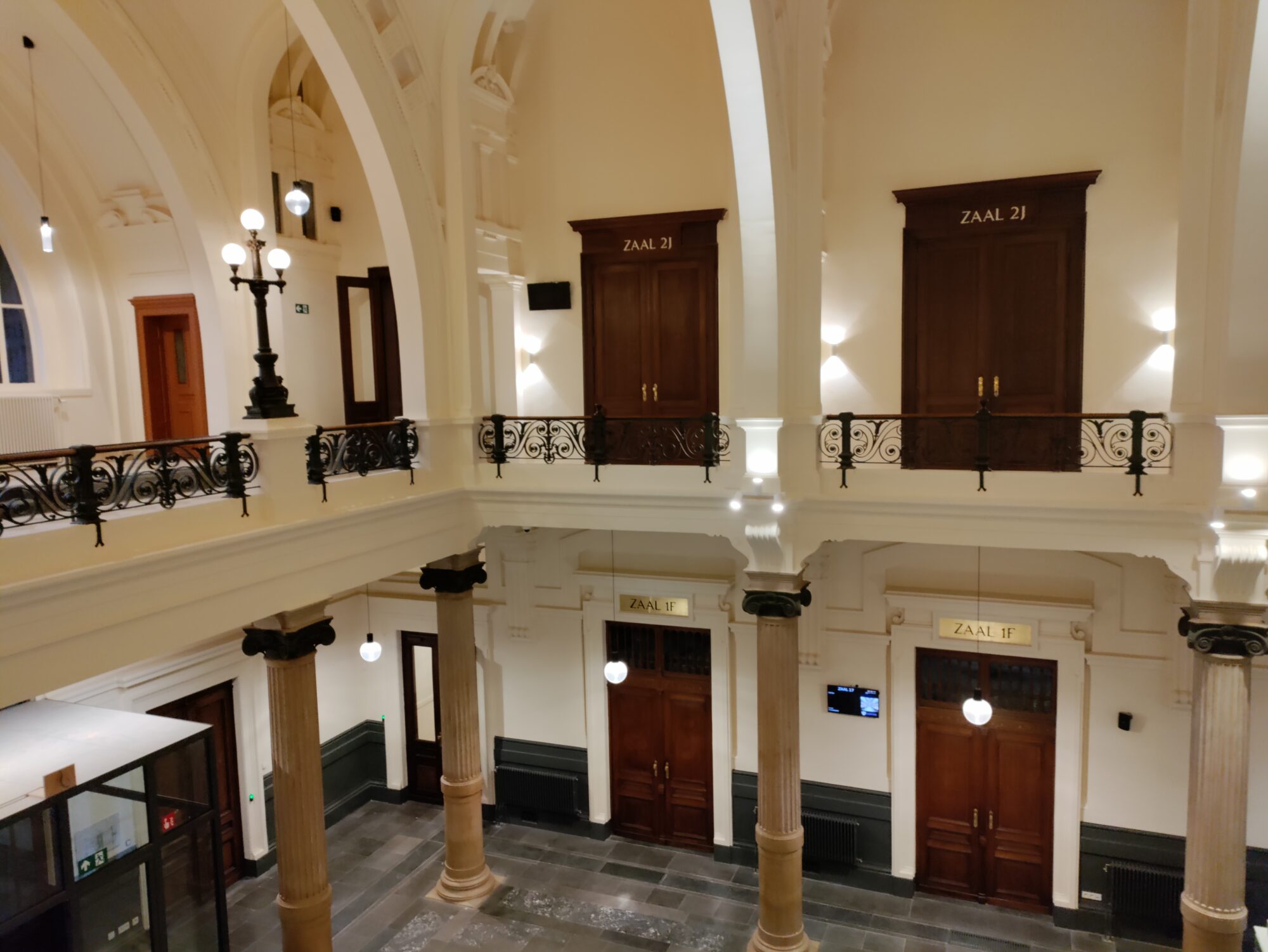 Binnenafwerking van het oud gerechtshof van Antwerpen